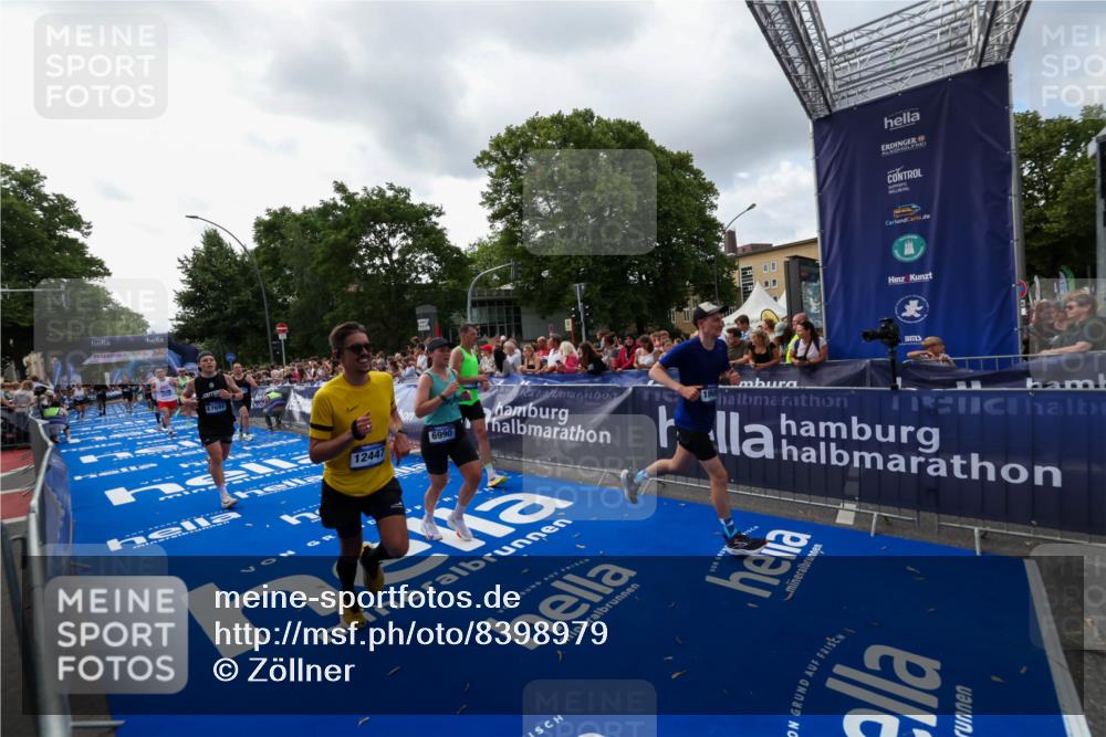 29.06.2025 - hella hamburg halbmarathon Zöllner http://msf.ph/oto/8398979 29.06.2025 10:36:17 Ziel 2774, 6829, 6990, 6993, 12447, 13991, 14601, 15115, 15348, 17078, 17329, 17691, 18600 meine-sportfotos.de