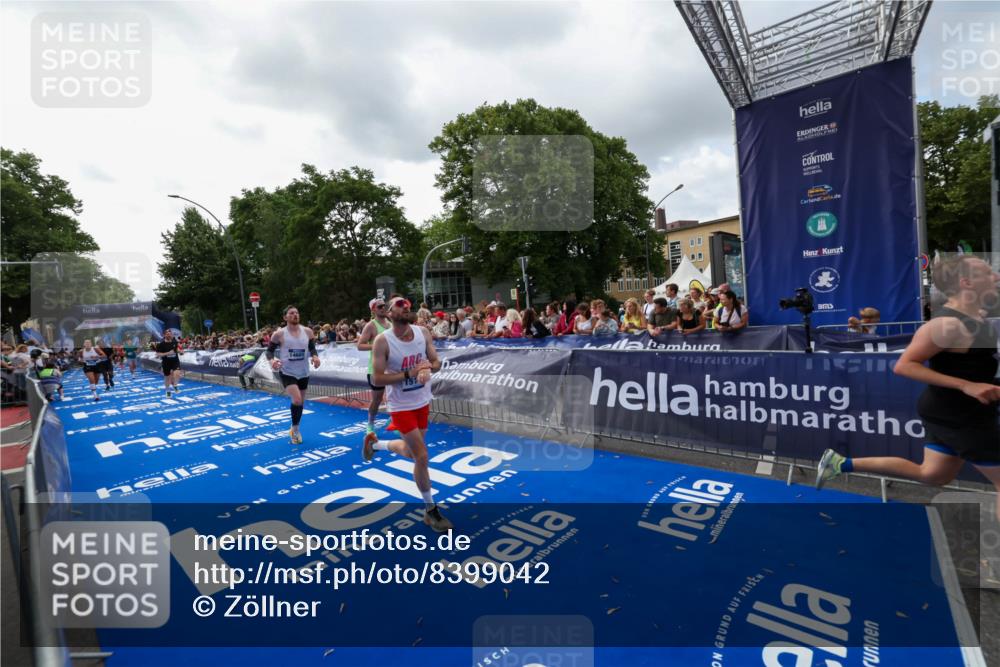 29.06.2025 - hella hamburg halbmarathon Zöllner http://msf.ph/oto/8399042 29.06.2025 10:36:19 Ziel 2774, 6829, 6993, 13991, 14601, 15115, 15348, 16158, 17329, 17691 meine-sportfotos.de