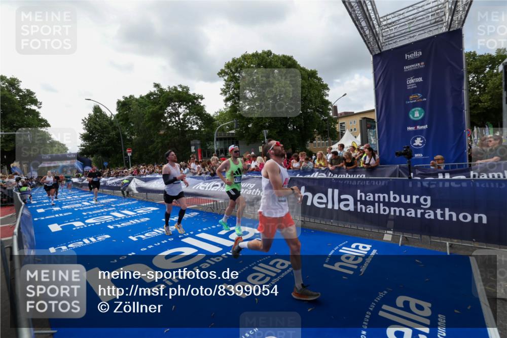 29.06.2025 - hella hamburg halbmarathon Zöllner http://msf.ph/oto/8399054 29.06.2025 10:36:20 Ziel 2774, 6829, 6993, 12051, 13991, 14601, 15115, 15348, 16158, 17192, 17329 meine-sportfotos.de