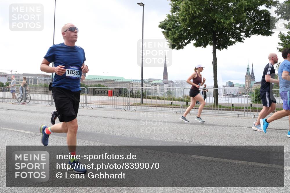 29.06.2025 - hella hamburg halbmarathon Lena Gebhardt http://msf.ph/oto/8399070 29.06.2025 10:40:36 Lombardsbrücke 18353, 1018, 1037, 1075, 1323, 2019, 2042, 2109, 2173, 2206, 2254, 2299, 2515, 2572, 2762, 2763, 2858, 3121, 3237, 3293, 3295, 3306, 3432, 3515, 3607, 3694, 3808, 3810, 4044, 4173, 4271, 4411, 4530, 4612, 4756, 4775, 4906, 4972, 5059, 5113, 5263, 5351, 5352, 5702, 5753, 5975, 6076, 6098, 6163, 6229, 6278, 6280, 6289, 6363, 6463, 6548, 6673, 6866, 6876, 6920, 7108, 7174, 7293, 7675, 7850, 7956, 8053, 8054, 8307, 8378, 8391, 8429, 8430, 9237, 11053 meine-sportfotos.de