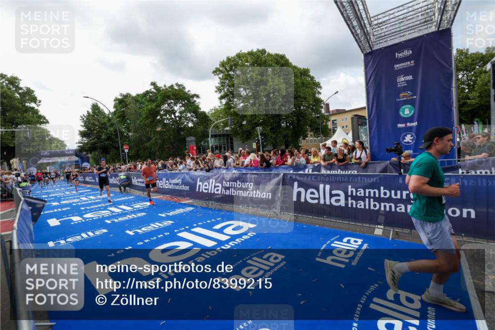 29.06.2025 - hella hamburg halbmarathon Zöllner http://msf.ph/oto/8399215 29.06.2025 10:36:26 Ziel 8084, 10404, 10852, 11304, 12051, 12916, 14075, 16158, 17192, 18062 meine-sportfotos.de