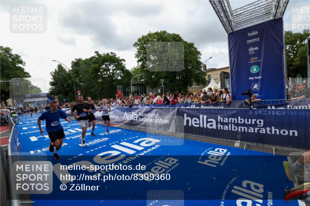 29.06.2025 - hella hamburg halbmarathon Zöllner http://msf.ph/oto/8399360 29.06.2025 10:36:33 Ziel 2121, 8084, 8121, 9296, 10404, 10680, 10852, 11304, 11833, 12916, 17723, 18062 meine-sportfotos.de