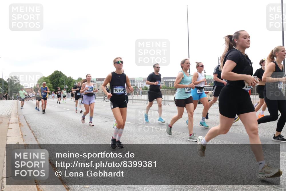 29.06.2025 - hella hamburg halbmarathon Lena Gebhardt http://msf.ph/oto/8399381 29.06.2025 10:49:51 Lombardsbrücke 5412, 10704, 1625, 2997, 1040, 1041, 1487, 1511, 1625, 1805, 1888, 2212, 2466, 2668, 2862, 2997, 3183, 3383, 3943, 4090, 4769, 4870, 5076, 5106, 5552, 5694, 5749, 5751, 6191, 6694, 7301, 7305, 7339, 7366, 7650, 7679, 7722, 8065, 8254, 9015, 9162, 9261, 9940, 10333, 10403, 10617, 10683, 10704, 11030, 11558, 11631, 11760, 12124, 12388, 13128, 13309, 13381, 13744, 13764, 14505, 14545, 14692, 15626 meine-sportfotos.de
