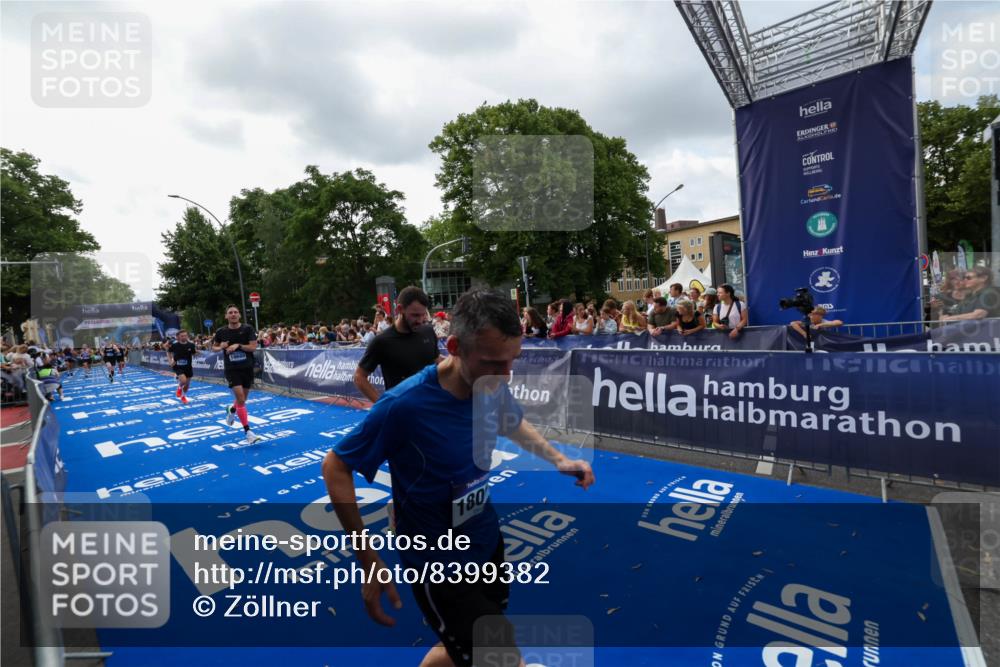 29.06.2025 - hella hamburg halbmarathon Zöllner http://msf.ph/oto/8399382 29.06.2025 10:36:34 Ziel 2121, 6915, 8121, 9296, 10404, 10680, 10852, 11833, 12916, 17723, 18062 meine-sportfotos.de