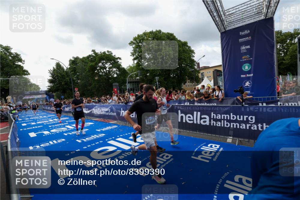 29.06.2025 - hella hamburg halbmarathon Zöllner http://msf.ph/oto/8399390 29.06.2025 10:36:34 Ziel 2121, 6915, 8121, 9296, 10404, 10680, 10852, 11833, 12916, 17723, 18062 meine-sportfotos.de