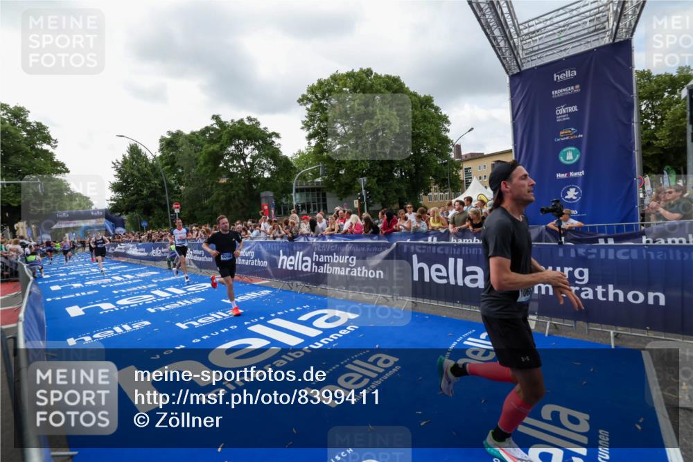 29.06.2025 - hella hamburg halbmarathon Zöllner http://msf.ph/oto/8399411 29.06.2025 10:36:35 Ziel 2121, 6915, 8121, 9296, 10404, 10680, 10852, 11833, 12916, 16523, 17723 meine-sportfotos.de