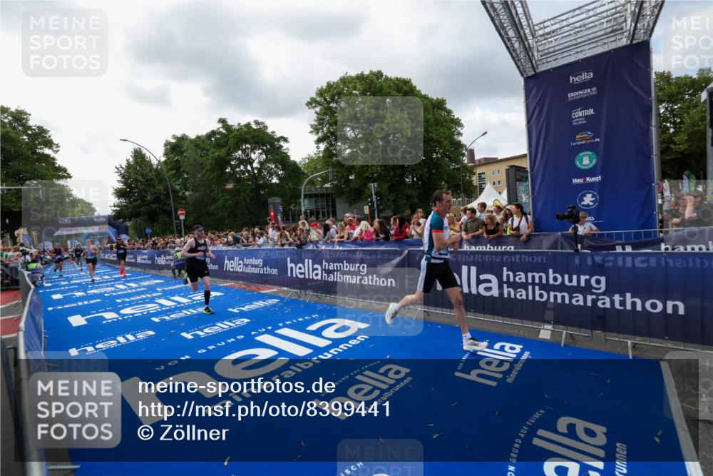 29.06.2025 - hella hamburg halbmarathon Zöllner http://msf.ph/oto/8399441 29.06.2025 10:36:37 Ziel 2121, 3809, 6915, 8121, 9296, 11833, 16523, 17723 meine-sportfotos.de