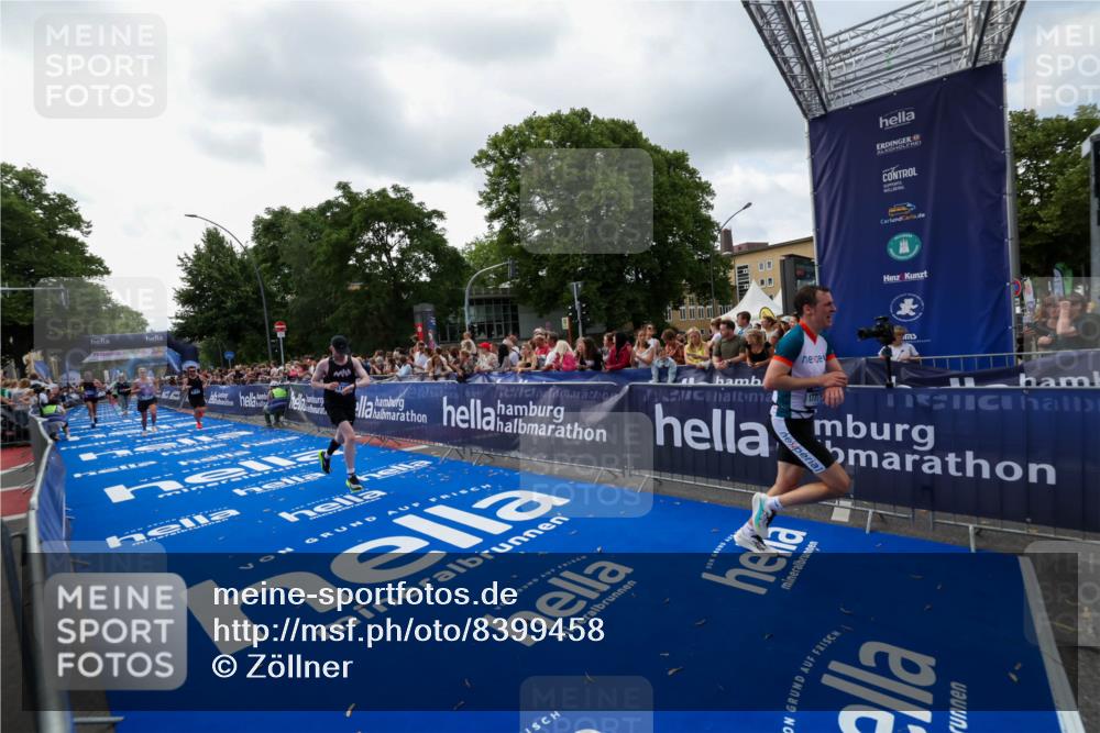 29.06.2025 - hella hamburg halbmarathon Zöllner http://msf.ph/oto/8399458 29.06.2025 10:36:37 Ziel 2121, 3809, 6915, 8121, 9296, 11833, 16523, 17723 meine-sportfotos.de
