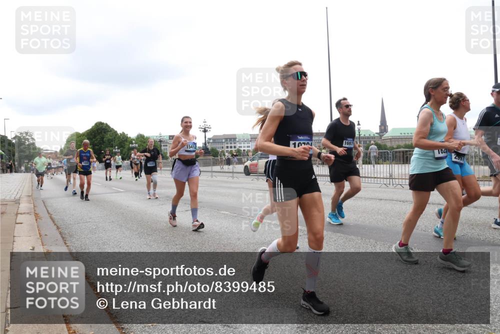 29.06.2025 - hella hamburg halbmarathon Lena Gebhardt http://msf.ph/oto/8399485 29.06.2025 10:49:51 Lombardsbrücke 1888, 15582, 15412, 100, 16975, 1023, 1040, 1041, 1487, 1511, 1625, 1805, 1888, 2212, 2466, 2668, 2862, 2997, 3183, 3383, 3943, 4090, 4769, 4870, 5076, 5106, 5552, 5694, 5749, 5751, 6191, 6694, 7301, 7305, 7339, 7366, 7650, 7679, 7722, 8065, 8254, 9015, 9162, 9261, 9940, 10333, 10403, 10617, 10683, 10704, 11030, 11558, 11631, 11760, 12124, 12388, 13128, 13309, 13381, 13744, 13764, 14505, 14545, 14692, 15626 meine-sportfotos.de