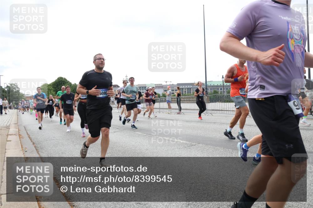29.06.2025 - hella hamburg halbmarathon Lena Gebhardt http://msf.ph/oto/8399545 29.06.2025 10:40:40 Lombardsbrücke 8378, 18490, 6085, 8946, 873, 1018, 1037, 1075, 1323, 2042, 2109, 2173, 2206, 2299, 2515, 2572, 2762, 2763, 2858, 3121, 3237, 3293, 3295, 3306, 3432, 3694, 3808, 3810, 4044, 4271, 4411, 4530, 4612, 4756, 4774, 4775, 4906, 4972, 5059, 5113, 5351, 5352, 5702, 5753, 5975, 6076, 6098, 6163, 6229, 6278, 6280, 6289, 6363, 6463, 6673, 6866, 6876, 7108, 7174, 7293, 7675, 7850, 7956, 8053, 8054, 8307, 8378, 8391, 8429, 8430, 9009, 9237, 11053 meine-sportfotos.de