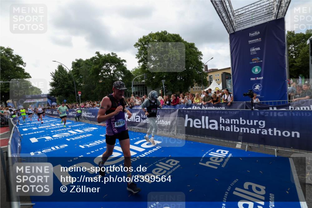 29.06.2025 - hella hamburg halbmarathon Zöllner http://msf.ph/oto/8399564 29.06.2025 10:36:43 Ziel 1571, 3809, 5092, 5961, 6915, 14622, 15621, 16523, 18038, 18733 meine-sportfotos.de
