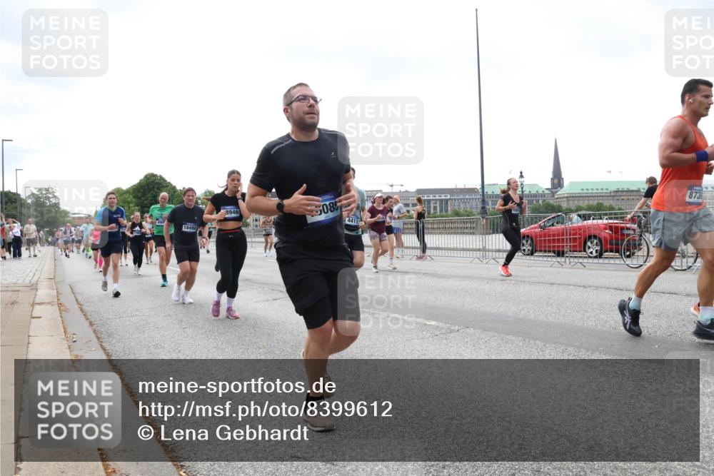 29.06.2025 - hella hamburg halbmarathon Lena Gebhardt http://msf.ph/oto/8399612 29.06.2025 10:40:40 Lombardsbrücke 18490, 8946, 085, 4411, 873, 1018, 1037, 1075, 1323, 2042, 2109, 2173, 2206, 2299, 2515, 2572, 2762, 2763, 2858, 3121, 3237, 3293, 3295, 3306, 3432, 3694, 3808, 3810, 4044, 4271, 4411, 4530, 4612, 4756, 4774, 4775, 4906, 4972, 5059, 5113, 5351, 5352, 5702, 5753, 5975, 6076, 6098, 6163, 6229, 6278, 6280, 6289, 6363, 6463, 6673, 6866, 6876, 7108, 7174, 7293, 7675, 7850, 7956, 8053, 8054, 8307, 8378, 8391, 8429, 8430, 9009, 9237, 11053 meine-sportfotos.de