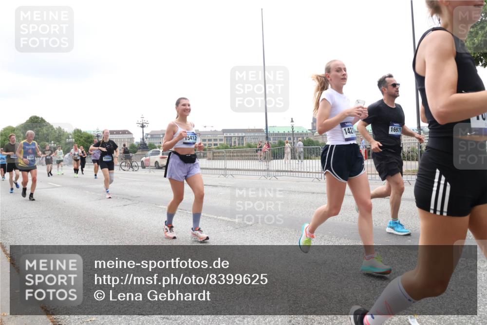 29.06.2025 - hella hamburg halbmarathon Lena Gebhardt http://msf.ph/oto/8399625 29.06.2025 10:49:52 Lombardsbrücke 17406, 1888, 15582, 5412, 1421, 16975, 1040, 1041, 1487, 1511, 1625, 1805, 1888, 2212, 2466, 2668, 2862, 2997, 3183, 3383, 3701, 3943, 4090, 4769, 4870, 5076, 5552, 5694, 5749, 5751, 6191, 6694, 7305, 7339, 7366, 7650, 7679, 7721, 7722, 8065, 8254, 9015, 9162, 9261, 9605, 9940, 10403, 10617, 10683, 10704, 11030, 11558, 11631, 11760, 12124, 12388, 13127, 13128, 13309, 13381, 13744, 13764, 14505, 14545, 14692, 15626 meine-sportfotos.de