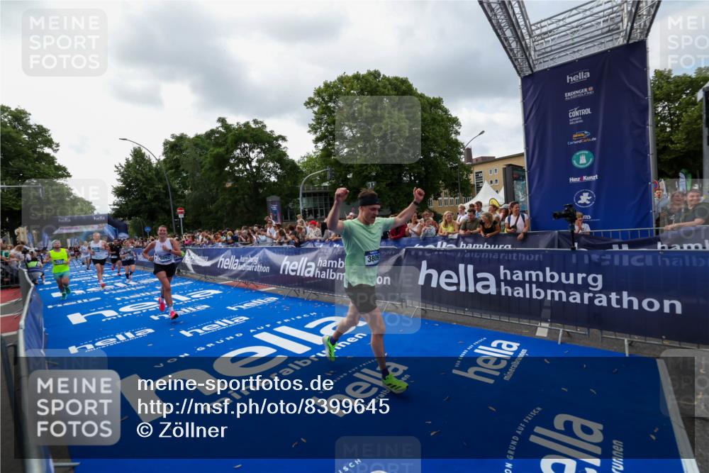 29.06.2025 - hella hamburg halbmarathon Zöllner http://msf.ph/oto/8399645 29.06.2025 10:36:45 Ziel 1571, 3809, 5092, 5961, 14622, 15621, 18038, 18733 meine-sportfotos.de