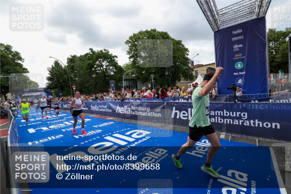 29.06.2025 - hella hamburg halbmarathon Zöllner http://msf.ph/oto/8399658 29.06.2025 10:36:45 Ziel 1571, 3809, 5092, 5961, 14622, 15621, 18038, 18733 meine-sportfotos.de