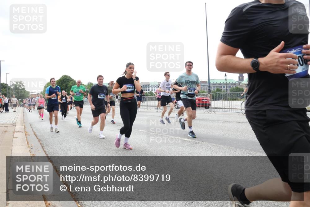 29.06.2025 - hella hamburg halbmarathon Lena Gebhardt http://msf.ph/oto/8399719 29.06.2025 10:40:41 Lombardsbrücke 1018, 1037, 1075, 1323, 2042, 2109, 2173, 2206, 2299, 2515, 2572, 2762, 2763, 2858, 3121, 3237, 3293, 3295, 3306, 3432, 3694, 3810, 4044, 4234, 4271, 4411, 4530, 4612, 4756, 4774, 4775, 4906, 4972, 5059, 5113, 5351, 5352, 5702, 5753, 5975, 6076, 6098, 6163, 6229, 6278, 6280, 6289, 6363, 6463, 6673, 6842, 6866, 6876, 7108, 7174, 7293, 7675, 7850, 7956, 8053, 8054, 8307, 8378, 8391, 8429, 8430, 9009, 9237, 11053 meine-sportfotos.de