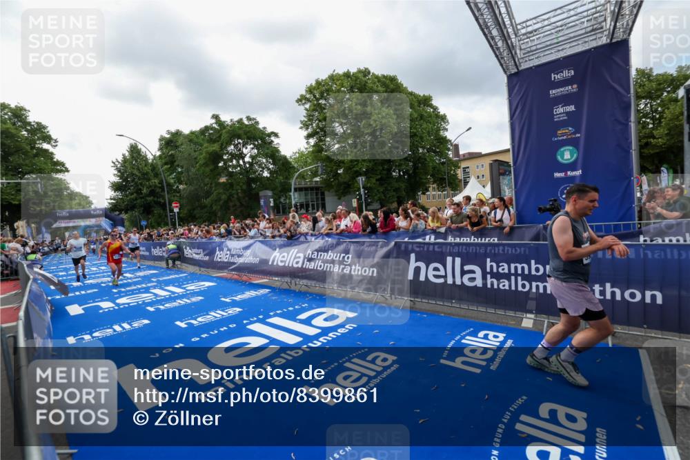 29.06.2025 - hella hamburg halbmarathon Zöllner http://msf.ph/oto/8399861 29.06.2025 10:36:52 Ziel 4865, 5961, 6529, 7310, 13141, 13343, 15939, 18384 meine-sportfotos.de