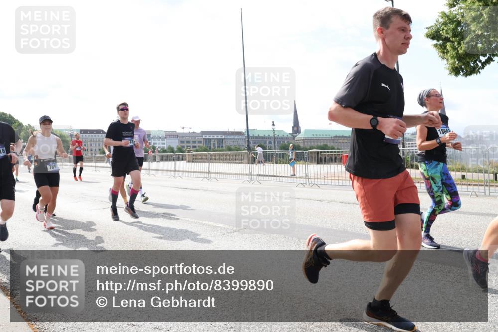 29.06.2025 - hella hamburg halbmarathon Lena Gebhardt http://msf.ph/oto/8399890 29.06.2025 10:16:00 Lombardsbrücke 8, 7897, 18641, 1156, 1308, 1440, 1651, 2071, 2076, 2110, 2165, 2436, 2803, 2835, 2989, 3134, 3167, 3417, 4007, 4466, 4492, 4494, 4637, 4828, 5046, 5069, 5423, 6376, 6576, 7897, 7941, 7942, 8169, 8274, 8554, 8746, 8885, 9192, 9601, 9657, 9675, 9784, 9802, 9881, 10107, 10108, 10183, 10292, 10608, 10775, 10844, 10990, 11113, 11303, 11478, 11774, 11783, 11818, 12427, 12469, 13179, 13818, 13951, 14413, 14423, 14550, 14552, 15307 meine-sportfotos.de