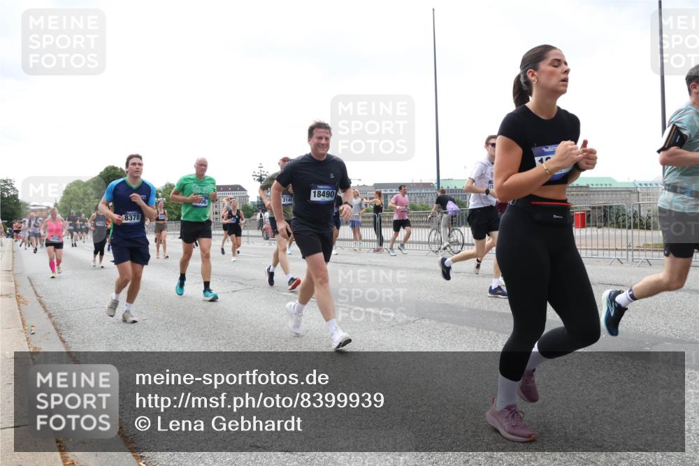 29.06.2025 - hella hamburg halbmarathon Lena Gebhardt http://msf.ph/oto/8399939 29.06.2025 10:40:42 Lombardsbrücke 8378, 900, 3145, 18490, 11, 1018, 1037, 1075, 1323, 2042, 2109, 2173, 2206, 2299, 2515, 2572, 2762, 2763, 2858, 3121, 3237, 3293, 3295, 3306, 3432, 3694, 3810, 4044, 4234, 4271, 4411, 4530, 4612, 4756, 4774, 4775, 4906, 4972, 5059, 5113, 5351, 5352, 5702, 5753, 5975, 6076, 6098, 6163, 6229, 6278, 6280, 6289, 6363, 6463, 6673, 6842, 6866, 6876, 7108, 7174, 7293, 7675, 7850, 7956, 8053, 8054, 8307, 8378, 8391, 8429, 8430, 9009, 9237, 11053 meine-sportfotos.de
