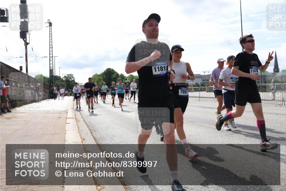 29.06.2025 - hella hamburg halbmarathon Lena Gebhardt http://msf.ph/oto/8399997 29.06.2025 10:16:01 Lombardsbrücke 11818, 7897, 542, 11478, 1156, 1308, 1440, 1651, 2071, 2076, 2165, 2436, 2803, 2835, 2989, 3134, 3167, 3648, 4007, 4466, 4492, 4494, 4637, 4828, 5046, 5069, 5423, 6376, 6576, 7897, 7941, 7942, 8169, 8274, 8554, 8746, 8885, 9192, 9601, 9657, 9675, 9784, 9802, 9881, 10107, 10108, 10183, 10292, 10608, 10775, 10844, 10990, 11113, 11303, 11478, 11774, 11783, 11818, 12427, 12469, 13179, 13818, 13951, 14413, 14423, 14550, 14552, 15307 meine-sportfotos.de
