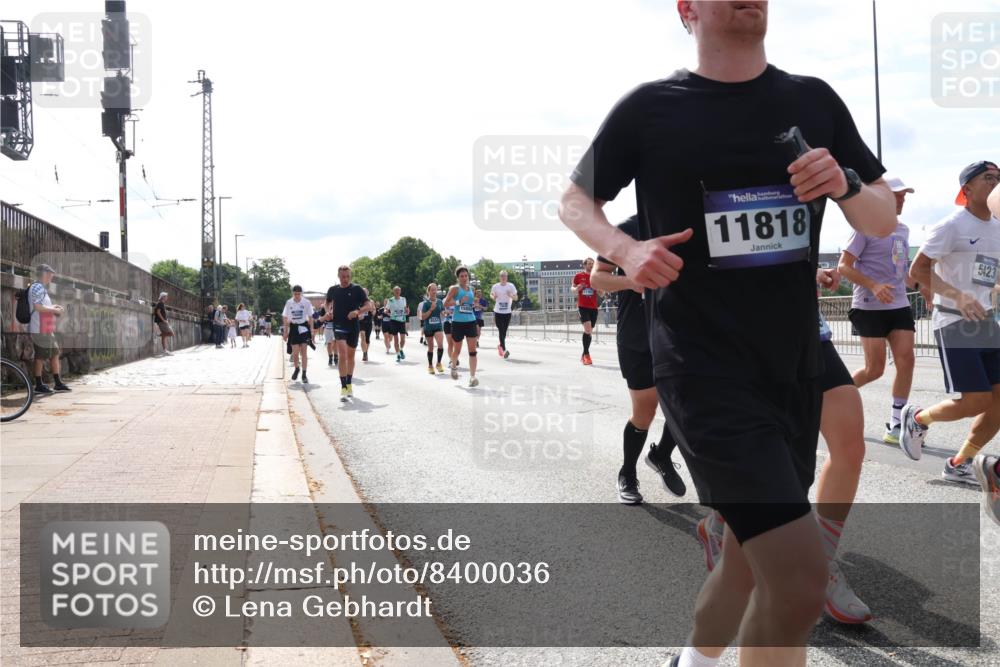 29.06.2025 - hella hamburg halbmarathon Lena Gebhardt http://msf.ph/oto/8400036 29.06.2025 10:16:01 Lombardsbrücke 11818, 5423, 1156, 1308, 1440, 1651, 2071, 2076, 2165, 2436, 2803, 2835, 2989, 3134, 3167, 3648, 4007, 4466, 4492, 4494, 4637, 4828, 5046, 5069, 5423, 6376, 6576, 7897, 7941, 7942, 8169, 8274, 8554, 8746, 8885, 9192, 9601, 9657, 9675, 9784, 9802, 9881, 10107, 10108, 10183, 10292, 10608, 10775, 10844, 10990, 11113, 11303, 11478, 11774, 11783, 11818, 12427, 12469, 13179, 13818, 13951, 14413, 14423, 14550, 14552, 15307 meine-sportfotos.de