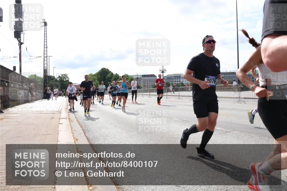 29.06.2025 - hella hamburg halbmarathon Lena Gebhardt http://msf.ph/oto/8400107 29.06.2025 10:16:02 Lombardsbrücke 15889, 2076, 1156, 1308, 1651, 2071, 2076, 2165, 2436, 2803, 2835, 2989, 3134, 3167, 3648, 4007, 4466, 4492, 4494, 4637, 4828, 5046, 5423, 6376, 6576, 7897, 7941, 7942, 8169, 8274, 8554, 8746, 8885, 9192, 9601, 9657, 9675, 9784, 9802, 9881, 10107, 10108, 10183, 10292, 10608, 10775, 10844, 10990, 11113, 11303, 11478, 11774, 11783, 11818, 12427, 12469, 13179, 13818, 13951, 14413, 14423, 14550, 14552, 15307 meine-sportfotos.de