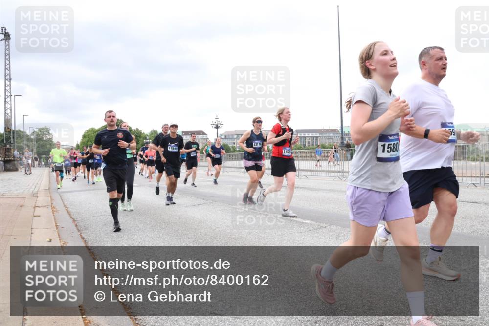 29.06.2025 - hella hamburg halbmarathon Lena Gebhardt http://msf.ph/oto/8400162 29.06.2025 10:58:01 Lombardsbrücke 13176, 17849, 1429, 1580, 1001, 1123, 1242, 1248, 1265, 1388, 1643, 2015, 2043, 2169, 2273, 2275, 2451, 2567, 2900, 3191, 3385, 3433, 3644, 3936, 3954, 4059, 4117, 4429, 4521, 4830, 5104, 5632, 5676, 5736, 5782, 6316, 6337, 6825, 6857, 6916, 7172, 7193, 7262, 7556, 7617, 7664, 7720, 7783, 7977, 7990, 8076, 8159, 8439, 8440, 8441, 8442, 8474, 8512, 8708, 8713, 8773, 8888, 9059, 9180, 9233, 9318, 9319, 9394, 9398, 9436, 9481, 9496, 9613, 9636, 9832 meine-sportfotos.de