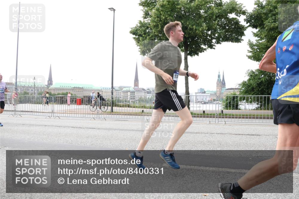 29.06.2025 - hella hamburg halbmarathon Lena Gebhardt http://msf.ph/oto/8400331 29.06.2025 10:49:57 Lombardsbrücke 466, 174, 1040, 1041, 1487, 1511, 1625, 1805, 1888, 2212, 2466, 2668, 2862, 2997, 3701, 3943, 4090, 4870, 5076, 5552, 5694, 5749, 5751, 5997, 6191, 6694, 6830, 7305, 7339, 7366, 7679, 7721, 7722, 7755, 8065, 8254, 9015, 9162, 9605, 9940, 10060, 10403, 10617, 10683, 10704, 11030, 11631, 11716, 11760, 12079, 12124, 12388, 13127, 13128, 13309, 13381, 13744, 13764, 13846, 14505, 14545, 14692, 15626 meine-sportfotos.de