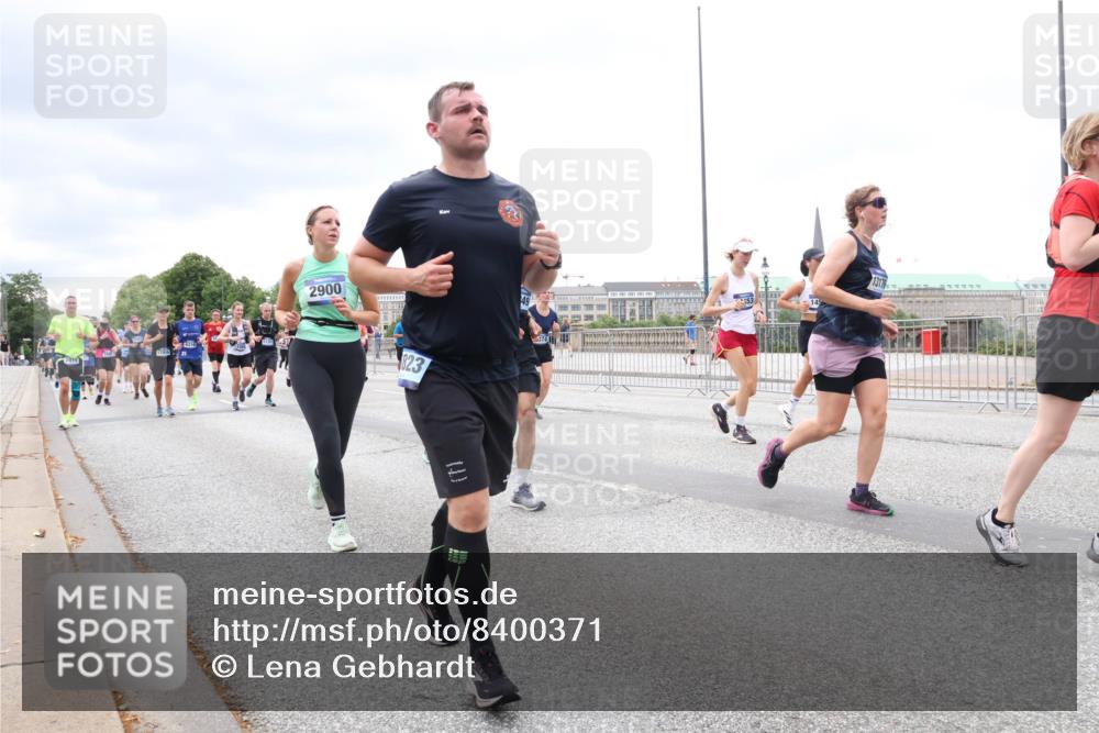 29.06.2025 - hella hamburg halbmarathon Lena Gebhardt http://msf.ph/oto/8400371 29.06.2025 10:58:02 Lombardsbrücke 7, 2900, 1001, 1123, 1242, 1248, 1265, 1388, 2015, 2043, 2169, 2273, 2275, 2451, 2567, 2900, 3191, 3385, 3433, 3644, 3936, 3954, 4059, 4117, 4429, 4521, 4830, 5104, 5632, 5676, 5736, 5782, 6316, 6337, 6825, 6857, 6916, 7172, 7193, 7262, 7556, 7617, 7664, 7720, 7783, 7977, 7990, 8076, 8159, 8439, 8440, 8441, 8442, 8474, 8512, 8708, 8713, 8773, 8888, 9059, 9180, 9233, 9318, 9319, 9394, 9398, 9436, 9481, 9496, 9613, 9636, 9832 meine-sportfotos.de