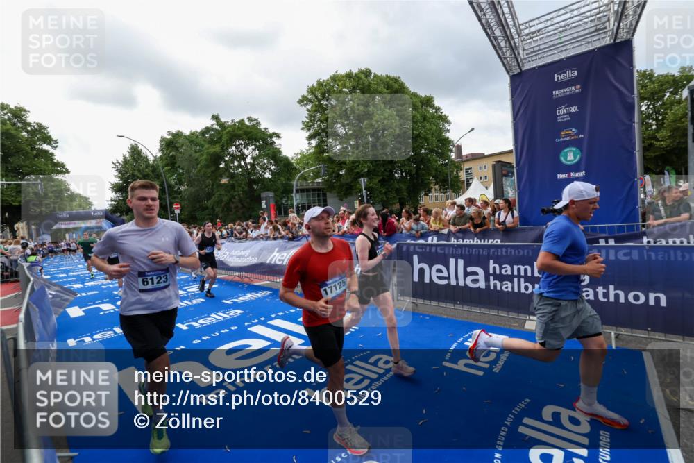 29.06.2025 - hella hamburg halbmarathon Zöllner http://msf.ph/oto/8400529 29.06.2025 10:37:10 Ziel 5923, 6123, 6458, 7482, 8362, 9178, 10738, 11120, 11423, 13972, 15261, 15410, 16992, 17024, 17125, 17658 meine-sportfotos.de