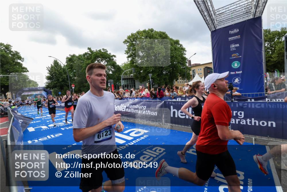 29.06.2025 - hella hamburg halbmarathon Zöllner http://msf.ph/oto/8400549 29.06.2025 10:37:10 Ziel 5923, 6123, 6458, 7482, 8362, 9178, 10738, 11120, 11423, 13972, 15261, 15410, 16992, 17024, 17125, 17658 meine-sportfotos.de