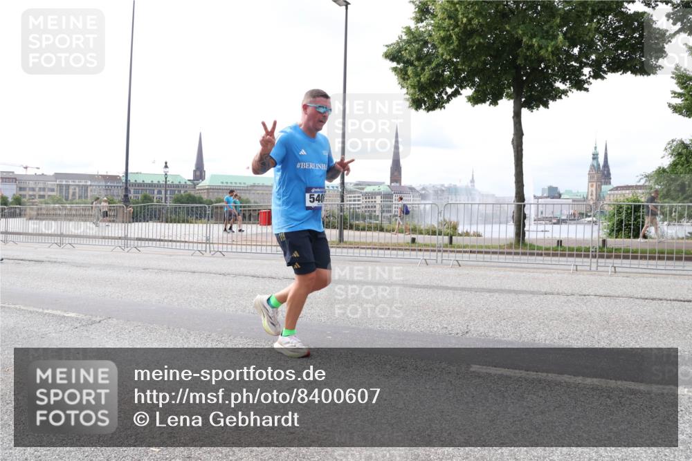 29.06.2025 - hella hamburg halbmarathon Lena Gebhardt http://msf.ph/oto/8400607 29.06.2025 10:23:45 Lombardsbrücke 540, 1048, 1304, 1362, 1444, 1545, 2125, 2489, 4122, 4391, 4597, 4646, 4728, 4990, 5055, 5160, 5258, 5260, 5358, 5406, 5661, 6502, 6747, 7013, 7029, 7820, 8031, 8141, 8149, 8181, 8502, 8676, 8717, 9217, 9603, 9715, 10649, 10739, 11044, 11300, 11415, 11454, 11793, 11798, 11879, 12874, 13149, 14265, 14510, 14512, 14521, 14821, 15709, 15739, 15853, 16185, 16251, 17013, 17199, 17719 meine-sportfotos.de