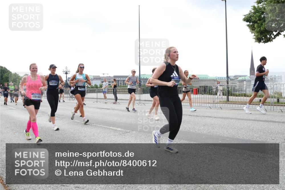 29.06.2025 - hella hamburg halbmarathon Lena Gebhardt http://msf.ph/oto/8400612 29.06.2025 10:40:45 Lombardsbrücke 19168, 10166, 4612, 7959, 1018, 1037, 1075, 1323, 2042, 2109, 2173, 2206, 2299, 2762, 2763, 2858, 3121, 3293, 3295, 3306, 3432, 3694, 3810, 4044, 4234, 4411, 4530, 4612, 4774, 4775, 4906, 4972, 5059, 5702, 5753, 5975, 6076, 6098, 6163, 6229, 6278, 6280, 6289, 6363, 6463, 6673, 6842, 7108, 7293, 7956, 8053, 8054, 8307, 8378, 8391, 8429, 8430, 9009, 9237, 10644, 11053 meine-sportfotos.de