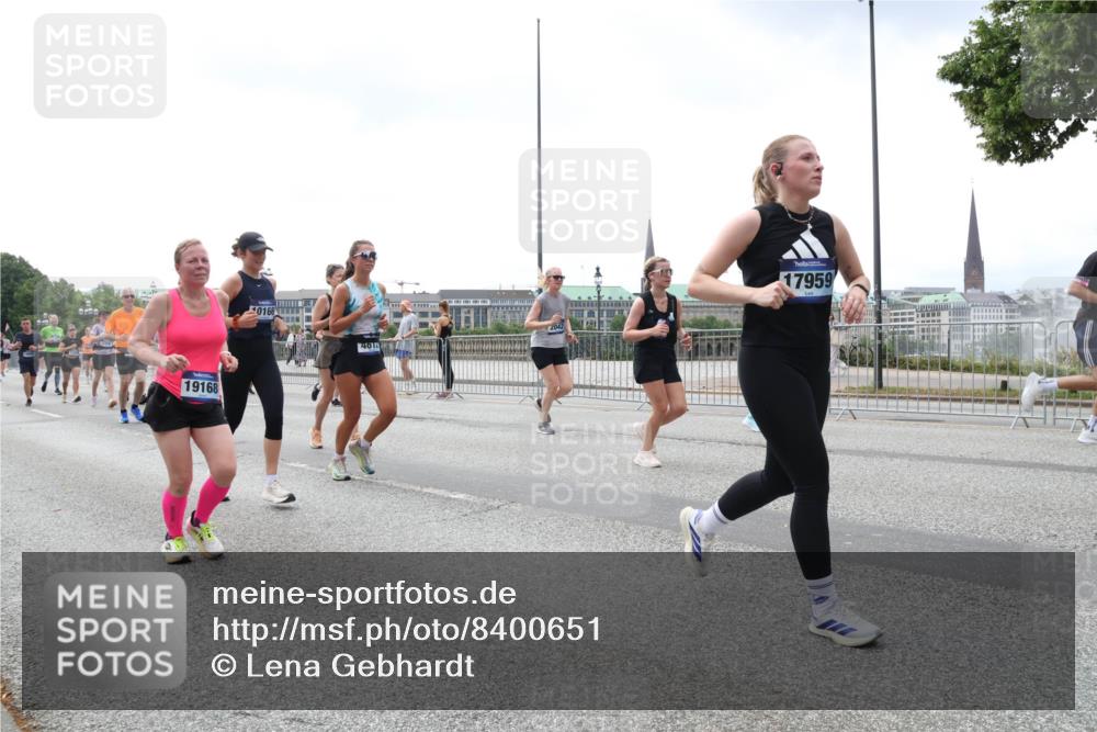 29.06.2025 - hella hamburg halbmarathon Lena Gebhardt http://msf.ph/oto/8400651 29.06.2025 10:40:45 Lombardsbrücke 19168, 0166, 4614, 17959, 1018, 1037, 1075, 1323, 2042, 2109, 2173, 2206, 2299, 2762, 2763, 2858, 3121, 3293, 3295, 3306, 3432, 3694, 3810, 4044, 4234, 4411, 4530, 4612, 4774, 4775, 4906, 4972, 5059, 5702, 5753, 5975, 6076, 6098, 6163, 6229, 6278, 6280, 6289, 6363, 6463, 6673, 6842, 7108, 7293, 7956, 8053, 8054, 8307, 8378, 8391, 8429, 8430, 9009, 9237, 10644, 11053 meine-sportfotos.de