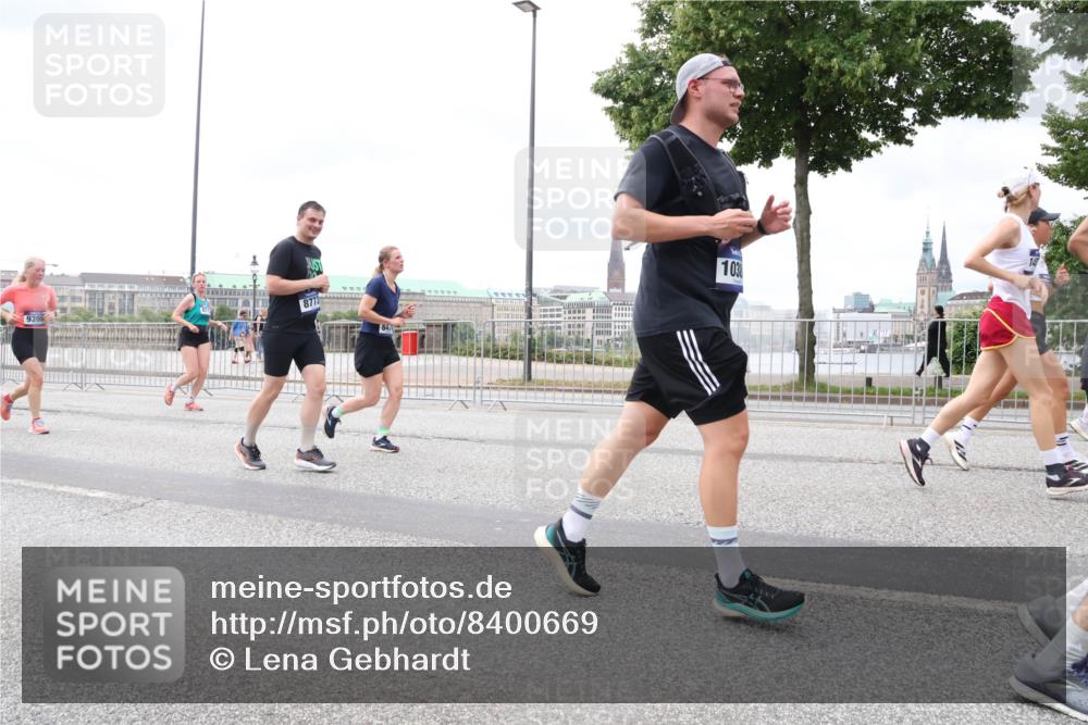 29.06.2025 - hella hamburg halbmarathon Lena Gebhardt http://msf.ph/oto/8400669 29.06.2025 10:58:04 Lombardsbrücke 9396, 8773, 841, 103, 1001, 1123, 1242, 1248, 1265, 1388, 1845, 2015, 2043, 2169, 2273, 2275, 2451, 2567, 2900, 3191, 3644, 3936, 3954, 4059, 4117, 4429, 4521, 4830, 5104, 5632, 5676, 5736, 5782, 6316, 6337, 6825, 6916, 7172, 7193, 7262, 7556, 7617, 7664, 7783, 7977, 7990, 8076, 8159, 8439, 8440, 8441, 8442, 8474, 8512, 8708, 8713, 8773, 8888, 9059, 9180, 9233, 9239, 9318, 9319, 9394, 9398, 9436, 9481, 9496, 9613, 9636, 9832 meine-sportfotos.de