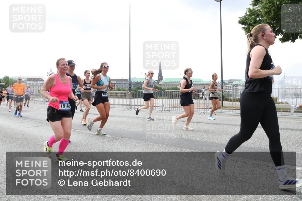 29.06.2025 - hella hamburg halbmarathon Lena Gebhardt http://msf.ph/oto/8400690 29.06.2025 10:40:45 Lombardsbrücke 19168, 66, 30, 461, 1018, 1037, 1075, 1323, 2042, 2109, 2173, 2206, 2299, 2762, 2763, 2858, 3121, 3293, 3295, 3306, 3432, 3694, 3810, 4044, 4234, 4411, 4530, 4612, 4774, 4775, 4906, 4972, 5059, 5702, 5753, 5975, 6076, 6098, 6163, 6229, 6278, 6280, 6289, 6363, 6463, 6673, 6842, 7108, 7293, 7956, 8053, 8054, 8307, 8378, 8391, 8429, 8430, 9009, 9237, 10644, 11053 meine-sportfotos.de
