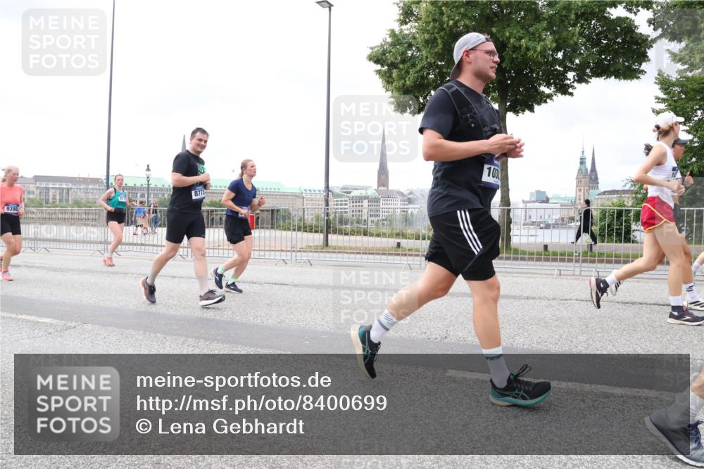 29.06.2025 - hella hamburg halbmarathon Lena Gebhardt http://msf.ph/oto/8400699 29.06.2025 10:58:05 Lombardsbrücke 9398, 8773, 103, 1001, 1123, 1242, 1248, 1265, 1388, 1845, 2015, 2043, 2169, 2273, 2275, 2451, 2567, 2900, 3191, 3540, 3644, 3936, 3954, 4059, 4117, 4429, 4521, 4830, 5104, 5632, 5676, 5782, 6316, 6337, 6825, 6916, 7172, 7193, 7262, 7556, 7617, 7664, 7783, 7977, 7990, 8076, 8159, 8439, 8440, 8441, 8442, 8474, 8512, 8708, 8713, 8773, 8888, 9059, 9123, 9180, 9233, 9239, 9318, 9319, 9394, 9398, 9436, 9481, 9613, 9636, 9832 meine-sportfotos.de