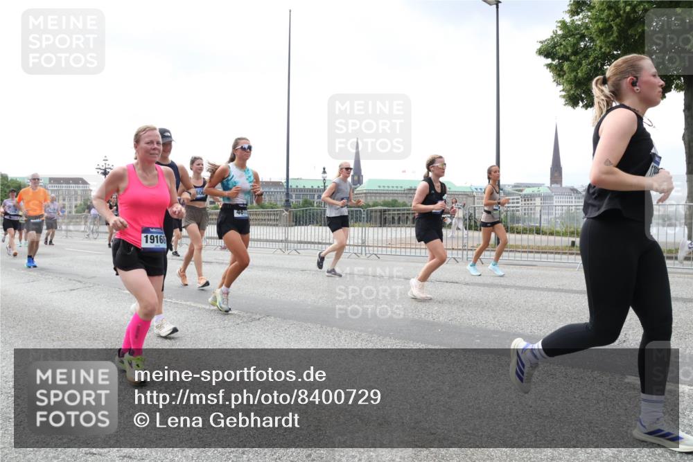 29.06.2025 - hella hamburg halbmarathon Lena Gebhardt http://msf.ph/oto/8400729 29.06.2025 10:40:46 Lombardsbrücke 19168, 806, 461, 1075, 1317, 1323, 2042, 2173, 2206, 2299, 2762, 2763, 2858, 3121, 3293, 3295, 3306, 3432, 3694, 3810, 4044, 4234, 4411, 4530, 4612, 4774, 4775, 4906, 4972, 5059, 5549, 5702, 5753, 5975, 6076, 6098, 6163, 6229, 6278, 6280, 6289, 6363, 6463, 6842, 7108, 7293, 7956, 8053, 8054, 8307, 8378, 8391, 8429, 8430, 9009, 9237, 10644, 11053 meine-sportfotos.de