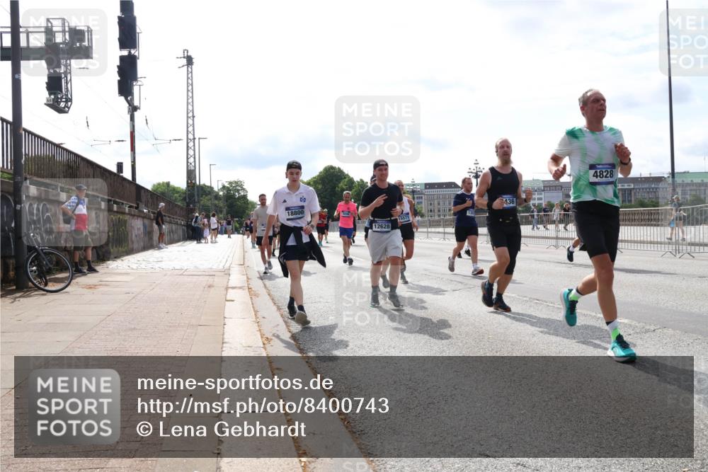 29.06.2025 - hella hamburg halbmarathon Lena Gebhardt http://msf.ph/oto/8400743 29.06.2025 10:16:07 Lombardsbrücke 18800, 12628, 15571, 436, 4828, 1156, 1212, 1308, 1599, 1651, 2071, 2076, 2165, 2436, 2803, 2835, 3134, 3167, 3648, 4007, 4583, 4637, 4828, 5046, 5294, 5423, 6024, 7753, 7897, 7941, 7942, 8169, 8274, 8554, 8597, 8645, 8746, 8885, 9192, 9601, 9628, 9675, 9784, 9802, 9810, 9881, 10107, 10108, 10139, 10141, 10183, 10292, 10608, 10844, 10990, 11113, 11303, 11344, 11345, 11478, 11774, 11783, 11818, 12427, 12469, 13179, 13818, 13951, 14423, 14550 meine-sportfotos.de