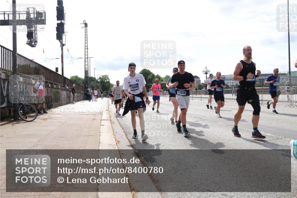 29.06.2025 - hella hamburg halbmarathon Lena Gebhardt http://msf.ph/oto/8400780 29.06.2025 10:16:07 Lombardsbrücke 18800, 1308, 12628, 1156, 1212, 1308, 1599, 1651, 2071, 2076, 2165, 2436, 2803, 2835, 3134, 3167, 3648, 4007, 4583, 4637, 4828, 5046, 5294, 5423, 6024, 7753, 7897, 7941, 7942, 8169, 8274, 8554, 8597, 8645, 8746, 8885, 9192, 9601, 9628, 9675, 9784, 9802, 9810, 9881, 10107, 10108, 10139, 10141, 10183, 10292, 10608, 10844, 10990, 11113, 11303, 11344, 11345, 11478, 11774, 11783, 11818, 12427, 12469, 13179, 13818, 13951, 14423, 14550 meine-sportfotos.de