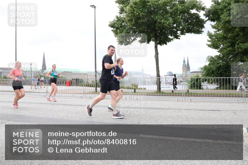 29.06.2025 - hella hamburg halbmarathon Lena Gebhardt http://msf.ph/oto/8400816 29.06.2025 10:58:05 Lombardsbrücke 9398, 1001, 1123, 1242, 1248, 1265, 1388, 1845, 2015, 2043, 2169, 2273, 2275, 2451, 2567, 2900, 3191, 3540, 3644, 3936, 3954, 4059, 4117, 4429, 4521, 4830, 5104, 5632, 5676, 5782, 6316, 6337, 6825, 6916, 7172, 7193, 7262, 7556, 7617, 7664, 7783, 7977, 7990, 8076, 8159, 8439, 8440, 8441, 8442, 8474, 8512, 8708, 8713, 8773, 8888, 9059, 9123, 9180, 9233, 9239, 9318, 9319, 9394, 9398, 9436, 9481, 9613, 9636, 9832 meine-sportfotos.de