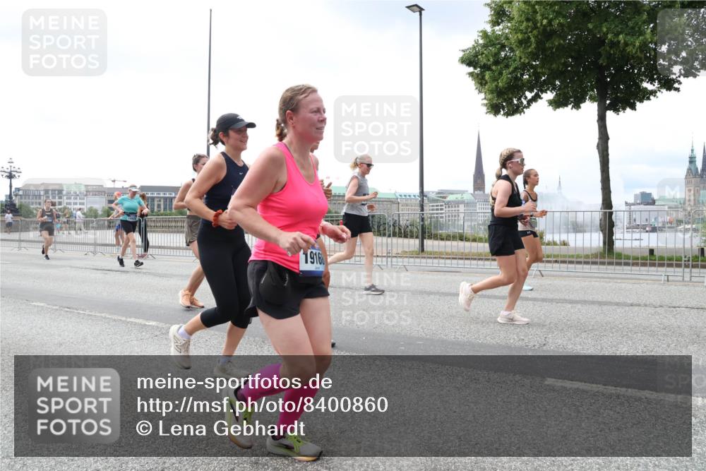 29.06.2025 - hella hamburg halbmarathon Lena Gebhardt http://msf.ph/oto/8400860 29.06.2025 10:40:46 Lombardsbrücke 1916, 1075, 1317, 1323, 2042, 2173, 2206, 2299, 2762, 2763, 2858, 3121, 3293, 3295, 3306, 3432, 3694, 3810, 4044, 4234, 4411, 4530, 4612, 4774, 4775, 4906, 4972, 5059, 5549, 5702, 5753, 5975, 6076, 6098, 6163, 6229, 6278, 6280, 6289, 6363, 6463, 6842, 7108, 7293, 7956, 8053, 8054, 8307, 8378, 8391, 8429, 8430, 9009, 9237, 10644, 11053 meine-sportfotos.de