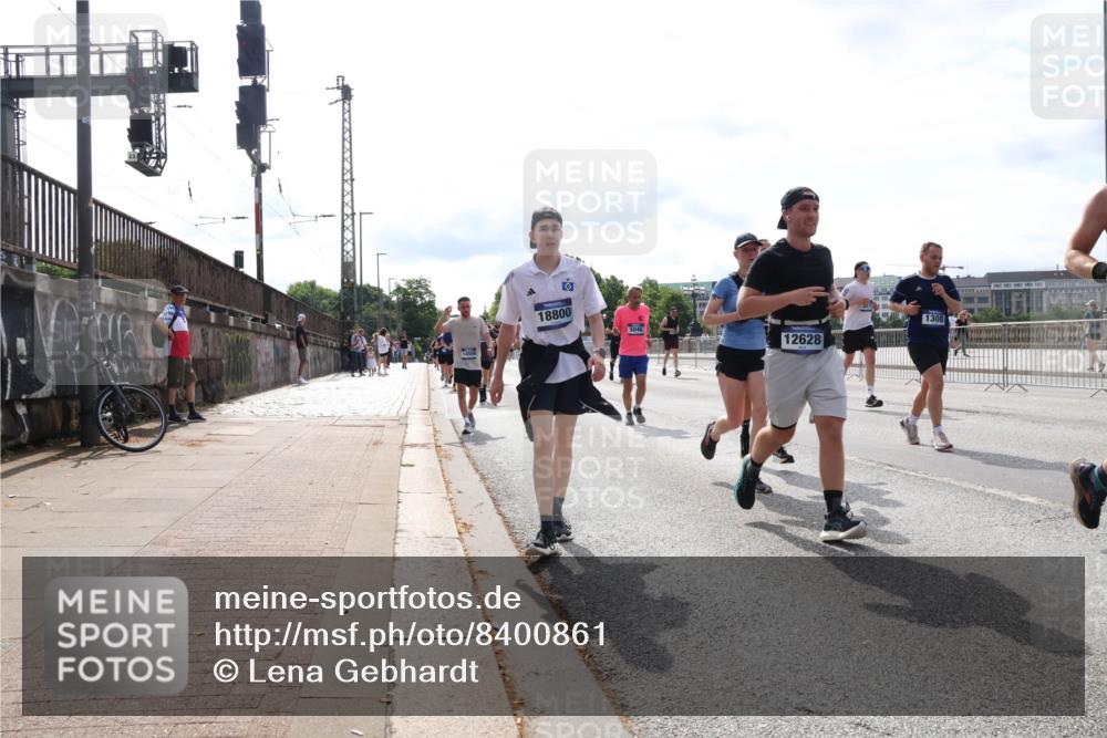 29.06.2025 - hella hamburg halbmarathon Lena Gebhardt http://msf.ph/oto/8400861 29.06.2025 10:16:08 Lombardsbrücke 18800, 5046, 12628, 41, 1308, 1156, 1212, 1244, 1308, 1599, 1651, 2071, 2076, 2165, 2436, 2803, 2835, 3030, 3134, 3167, 3648, 4007, 4583, 4637, 4828, 5046, 5294, 5423, 6024, 7753, 7897, 7941, 7942, 8169, 8274, 8554, 8597, 8645, 8746, 8885, 9192, 9601, 9628, 9675, 9784, 9802, 9810, 9881, 10107, 10108, 10139, 10141, 10183, 10292, 10608, 10844, 10990, 11113, 11303, 11344, 11345, 11478, 11774, 11783, 11818, 12427, 12469, 13179, 13818, 13951, 14423, 14550 meine-sportfotos.de