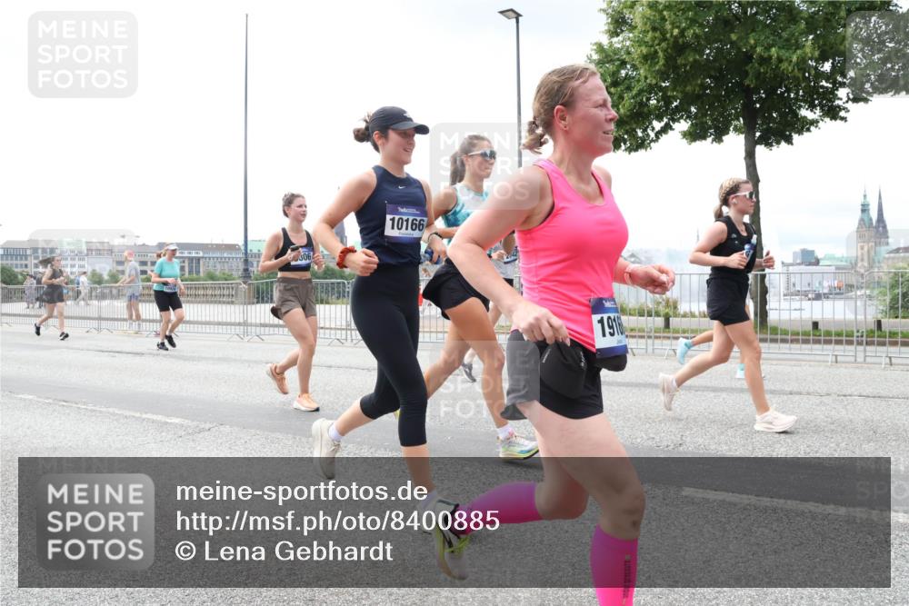 29.06.2025 - hella hamburg halbmarathon Lena Gebhardt http://msf.ph/oto/8400885 29.06.2025 10:40:46 Lombardsbrücke 306, 10166, 1916, 1075, 1317, 1323, 2042, 2173, 2206, 2299, 2762, 2763, 2858, 3121, 3293, 3295, 3306, 3432, 3694, 3810, 4044, 4234, 4411, 4530, 4612, 4774, 4775, 4906, 4972, 5059, 5549, 5702, 5753, 5975, 6076, 6098, 6163, 6229, 6278, 6280, 6289, 6363, 6463, 6842, 7108, 7293, 7956, 8053, 8054, 8307, 8378, 8391, 8429, 8430, 9009, 9237, 10644, 11053 meine-sportfotos.de