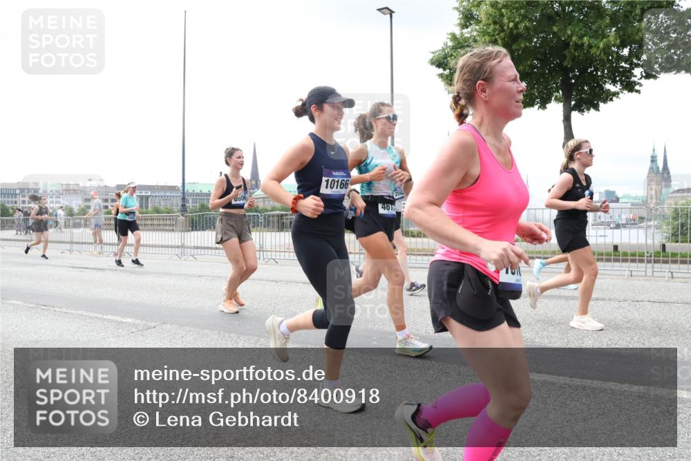 29.06.2025 - hella hamburg halbmarathon Lena Gebhardt http://msf.ph/oto/8400918 29.06.2025 10:40:46 Lombardsbrücke 0806, 10166, 461, 204, 1075, 1317, 1323, 2042, 2173, 2206, 2299, 2762, 2763, 2858, 3121, 3293, 3295, 3306, 3432, 3694, 3810, 4044, 4234, 4411, 4530, 4612, 4774, 4775, 4906, 4972, 5059, 5549, 5702, 5753, 5975, 6076, 6098, 6163, 6229, 6278, 6280, 6289, 6363, 6463, 6842, 7108, 7293, 7956, 8053, 8054, 8307, 8378, 8391, 8429, 8430, 9009, 9237, 10644, 11053 meine-sportfotos.de