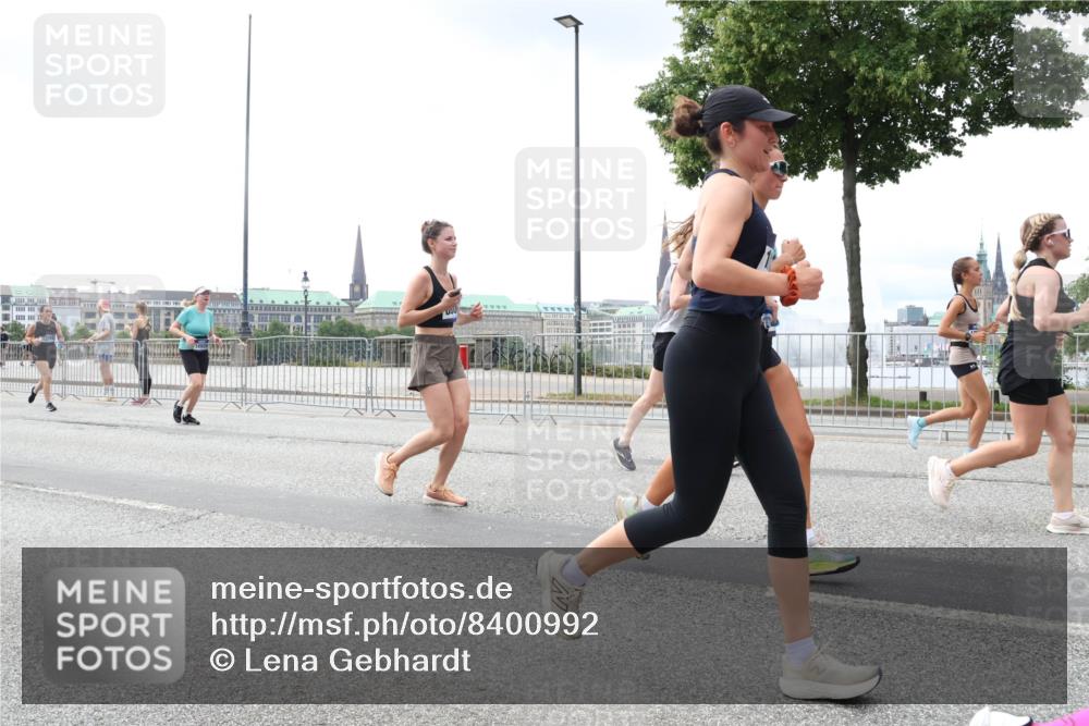 29.06.2025 - hella hamburg halbmarathon Lena Gebhardt http://msf.ph/oto/8400992 29.06.2025 10:40:47 Lombardsbrücke 1075, 1317, 1323, 2042, 2173, 2206, 2299, 2762, 2763, 2858, 3121, 3293, 3295, 3306, 3432, 3694, 3810, 4044, 4234, 4411, 4530, 4612, 4774, 4775, 4906, 4972, 5059, 5549, 5702, 5753, 5975, 6076, 6098, 6163, 6229, 6278, 6280, 6289, 6363, 6463, 6842, 7293, 7829, 7956, 8053, 8054, 8307, 8378, 8391, 8429, 8430, 9009, 9237, 10644, 11053 meine-sportfotos.de
