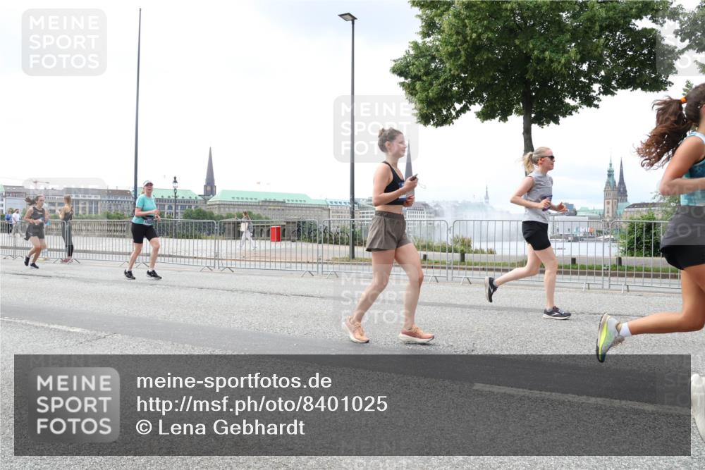 29.06.2025 - hella hamburg halbmarathon Lena Gebhardt http://msf.ph/oto/8401025 29.06.2025 10:40:47 Lombardsbrücke 1075, 1317, 1323, 2042, 2173, 2206, 2299, 2762, 2763, 2858, 3121, 3293, 3295, 3306, 3432, 3694, 3810, 4044, 4234, 4411, 4530, 4612, 4774, 4775, 4906, 4972, 5059, 5549, 5702, 5753, 5975, 6076, 6098, 6163, 6229, 6278, 6280, 6289, 6363, 6463, 6842, 7293, 7829, 7956, 8053, 8054, 8307, 8378, 8391, 8429, 8430, 9009, 9237, 10644, 11053 meine-sportfotos.de