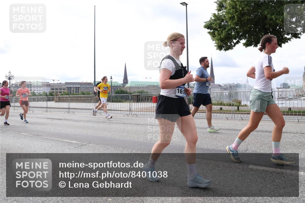 29.06.2025 - hella hamburg halbmarathon Lena Gebhardt http://msf.ph/oto/8401038 29.06.2025 10:23:48 Lombardsbrücke 19017, 16, 8181, 1048, 1304, 1362, 1444, 1545, 2125, 2489, 3013, 4122, 4391, 4597, 4646, 4728, 4990, 5039, 5055, 5160, 5258, 5260, 5358, 5406, 5661, 5954, 6747, 7013, 7029, 7426, 7820, 8031, 8141, 8149, 8181, 8502, 8676, 8717, 9217, 9603, 9715, 10649, 11044, 11300, 11347, 11415, 11454, 11793, 11879, 12874, 13149, 14265, 14510, 14512, 14521, 15709, 15739, 15853, 16185, 16251, 17199 meine-sportfotos.de