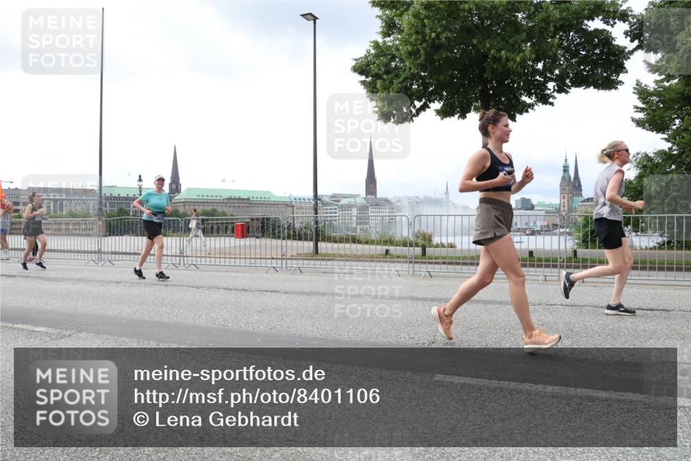 29.06.2025 - hella hamburg halbmarathon Lena Gebhardt http://msf.ph/oto/8401106 29.06.2025 10:40:48 Lombardsbrücke 1075, 1317, 1323, 2042, 2173, 2206, 2299, 2762, 2763, 2858, 3121, 3293, 3295, 3306, 3432, 3694, 3810, 4044, 4234, 4411, 4530, 4612, 4638, 4774, 4775, 4906, 4972, 5059, 5549, 5702, 5753, 5975, 6076, 6098, 6163, 6229, 6278, 6280, 6289, 6363, 6842, 7293, 7829, 7956, 8053, 8054, 8307, 8378, 8391, 8429, 8430, 8769, 9009, 9237, 10644, 11053 meine-sportfotos.de