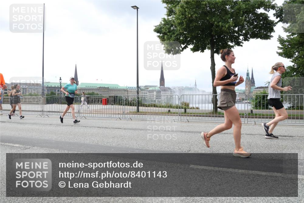 29.06.2025 - hella hamburg halbmarathon Lena Gebhardt http://msf.ph/oto/8401143 29.06.2025 10:40:48 Lombardsbrücke 1075, 1317, 1323, 2042, 2173, 2206, 2299, 2762, 2763, 2858, 3121, 3293, 3295, 3306, 3432, 3694, 3810, 4044, 4234, 4411, 4530, 4612, 4638, 4774, 4775, 4906, 4972, 5059, 5549, 5702, 5753, 5975, 6076, 6098, 6163, 6229, 6278, 6280, 6289, 6363, 6842, 7293, 7829, 7956, 8053, 8054, 8307, 8378, 8391, 8429, 8430, 8769, 9009, 9237, 10644, 11053 meine-sportfotos.de